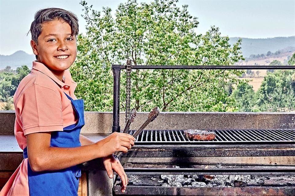 A través de tutoriales y su familia, el joven chef ha aprendido técnicas y recetas que pone en práctica día a día.