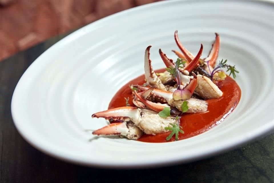 Manitas de jaiba a las brasas, salsa de chile Yahualica, chiltepín, pepino asado y cebolla.