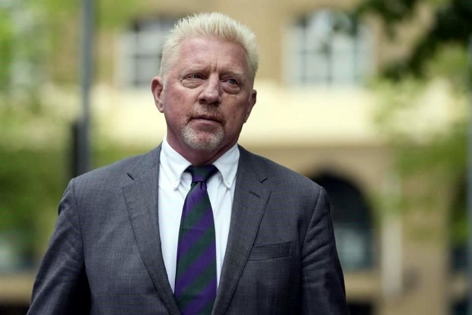 El ex tenista a su arribo a la Corte, en Londres, luciendo una corbata con los colores de Wimbledon.