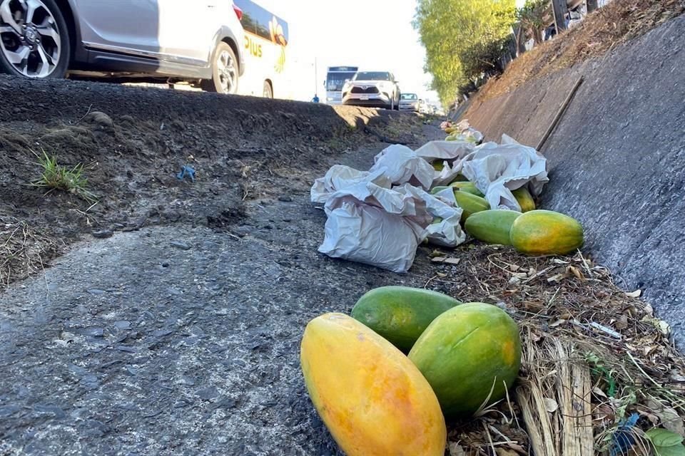 Papayas terminaron en la carretera debido al choque entre los tres vehículos.