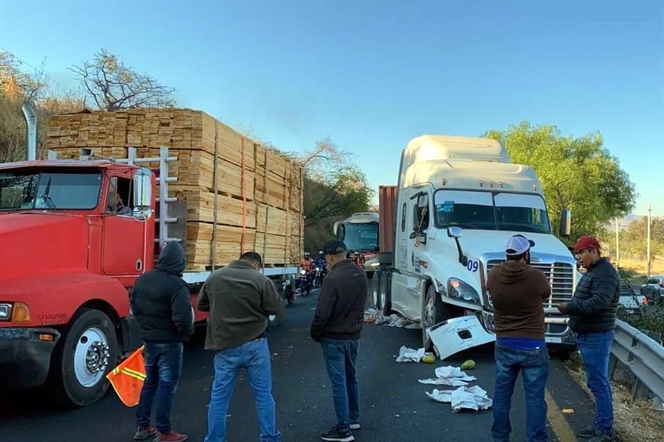 Autoridades  encontraron una camioneta Pick Up que chocó con otro vehículo, la cual después fue chocada por un tráiler.