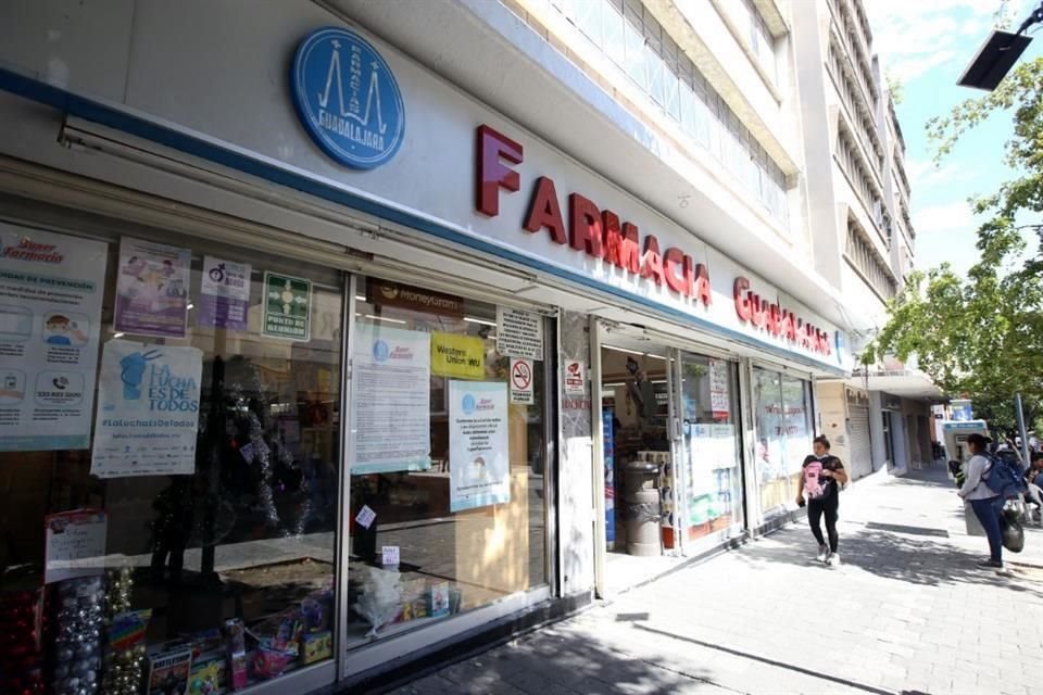 Farmacia Guadalajara ubicada en el Centro de Guadalajara.