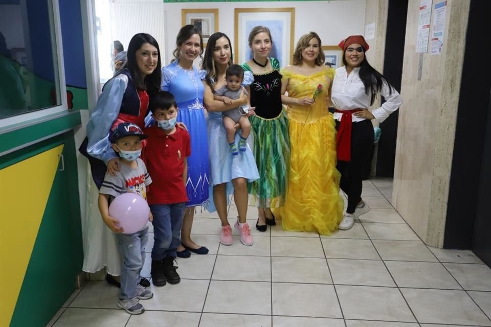 Con disfraces se encargaron de llenar de gratos recuerdos a los niños.
