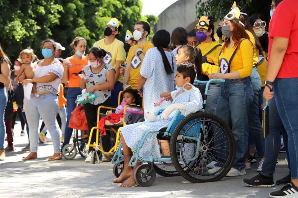 Los niños del Hospital Civil disfrutaron de un encuentro con sus superhéroes favoritos.