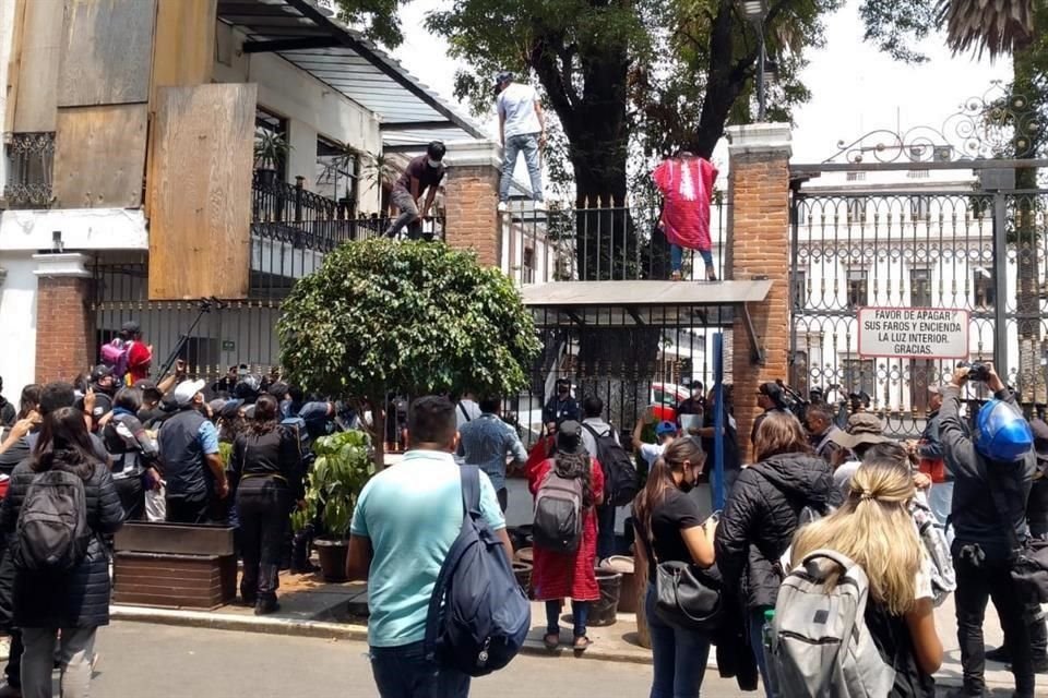 Indígenas triquis desplazados por violencia en Oaxaca protestaron frente a Segob; una manifestante cayó tras intentar cruzar a la sede.