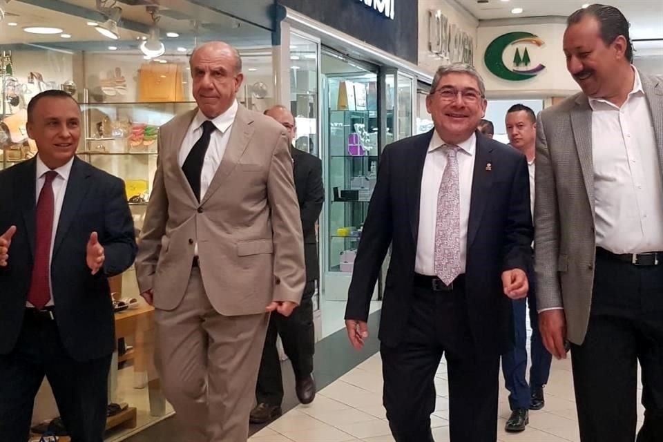 Aarón González (izq. a der.), de Profeco; Jesús  Nader, presidente de la Asociación de Hoteles de NL; Javier Arteaga, presidente de la Canaco, y José Luis Garza, subsecretario de Fomento Empresarial.