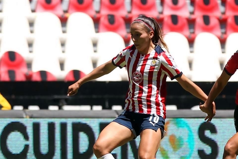 Victoria Acevedo, mediocampista de Chivas.