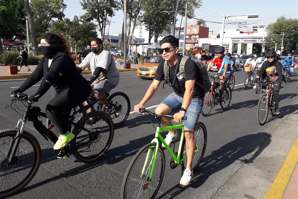 Ciclistas salen del Parque Rojo para manifestarse a favor de Ciclovía en Avenida Guadalupe.