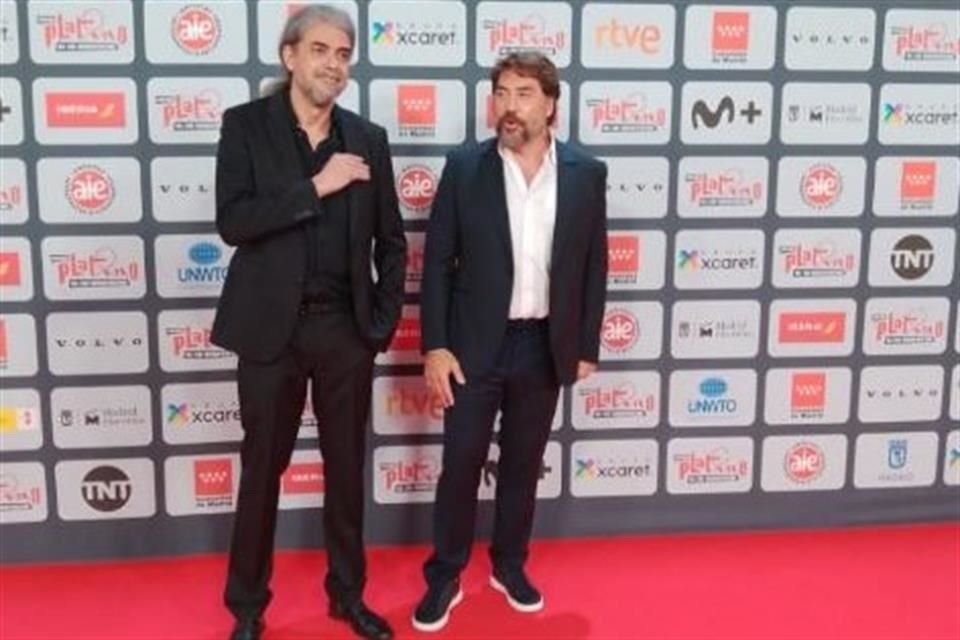 Con tenis, saco y camisa desabotonada, Javier Bardem fue el rey de la alfombra roja de los IX Premios Platino.