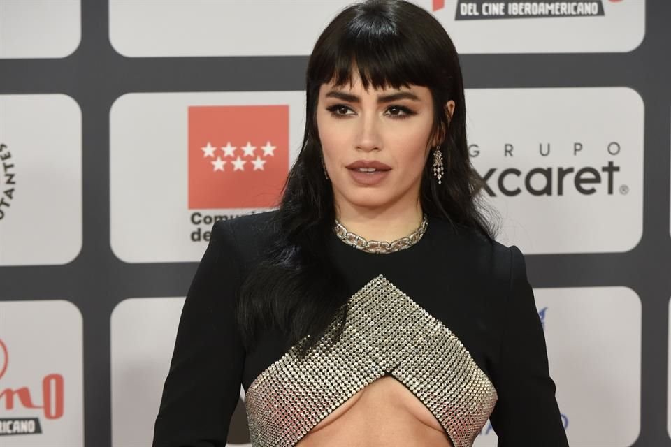 La cantante y actriz argentina Lali Esposito robó varias miradas con un vestido que dejaba su vientre por completo al descubierto.