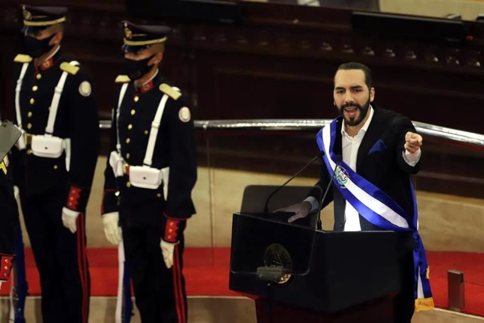 El Presidente salvadoreño, Nayib Bukele, tiene control de facto de los tres poderes del país, según denuncian periodistas y activistas.