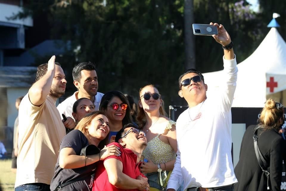 Asistentes al concierto de The Killers se toman foto antes de ingresar al Estadio 3 de Marzo.