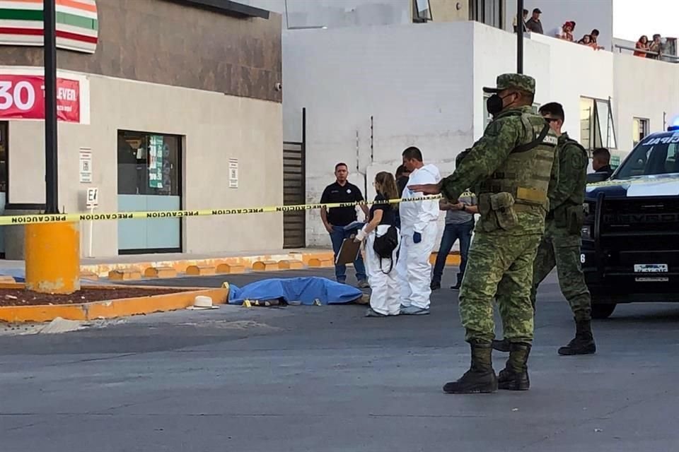 Afuera de una tienda de autoservicio, un hombre fue asesinado a balazos, en la Colonia Bosques de Santa Anita.