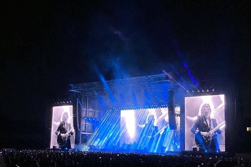 The Killers deleitó este domingo a 28 mil asistentes al Estadio 3 de Marzo con una selección de piezas de seis de sus siete discos.