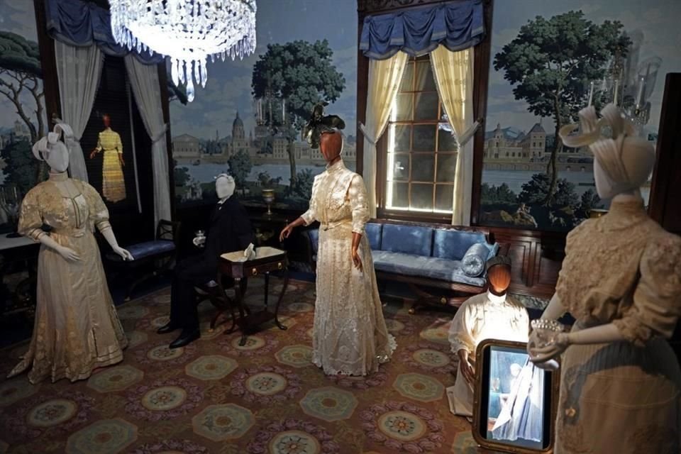 El Museo Metropolitano de Arte, en Nueva York, inaugura el 7 de mayo una muestra que examina la historia de la moda con una mirada fílmica. En foto, la escena montada por Regina King.