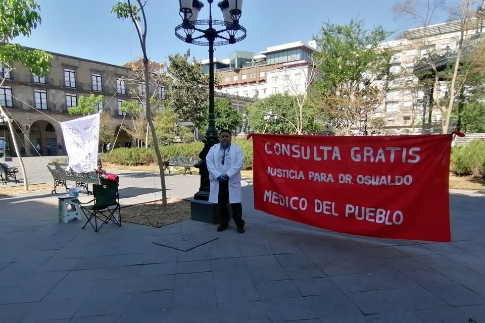 El médico Oswaldo García Morales exigió se manifestó frente a Palacio de Gobierno, además de dar consultas gratis a quiñes por ahí pasaban.
