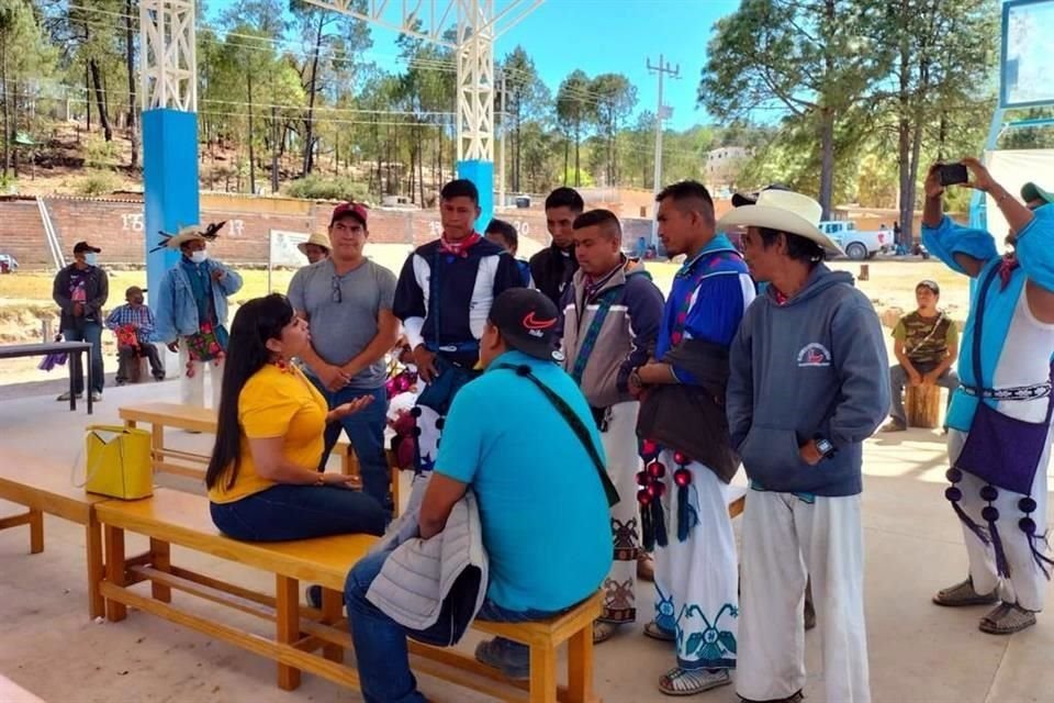 Autoridades de Jalisco y federales se reunieron con wixáricas en Mezquitic.