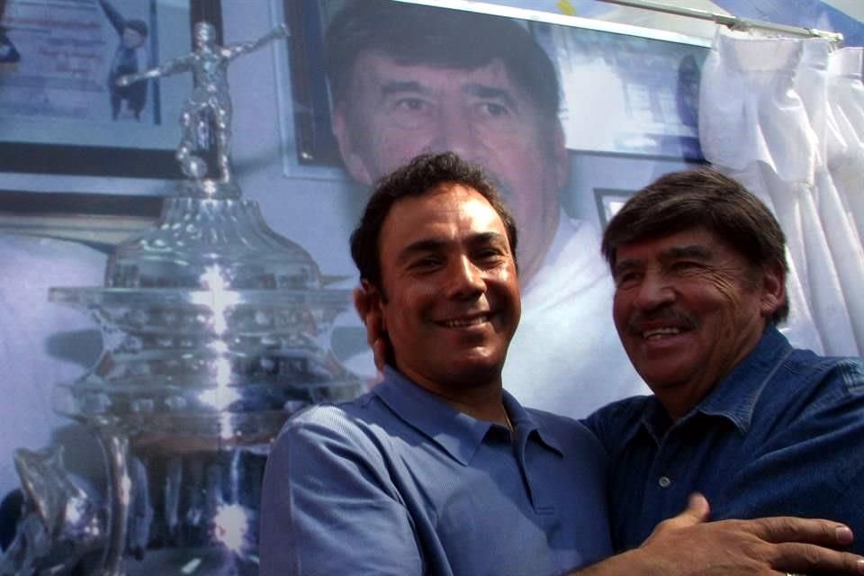 Hugo Sánchez y Diego Mercado durante un evento en 2005.