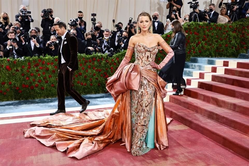 Durante la Met Gala 2022, diversos  famosos evocaron la Edad Dorada de Nueva York con sus llamativos atuendos; destacó Blake Lively.