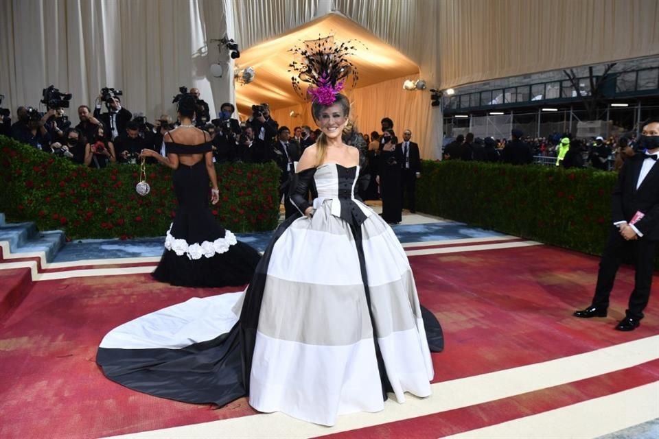 Sarah Jessica Parker se lució con un gran vestido blanco y negro diseñado por Christopher John Rogers