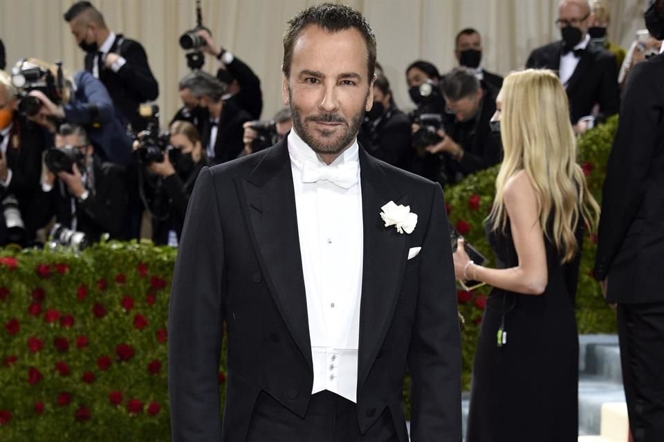 El diseñador Tom Ford  lució un elegante frac con flor en la solapa de su propia inspiración.