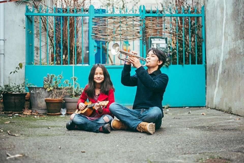 El proyecto familiar, que se viralizó por sus interpretaciones, ha retomado canciones como 'No Soy de Aquí Ni Soy de Allá' (Facundo Cabral) y 'Hasta la Raíz' (Natalia Lafourcade).