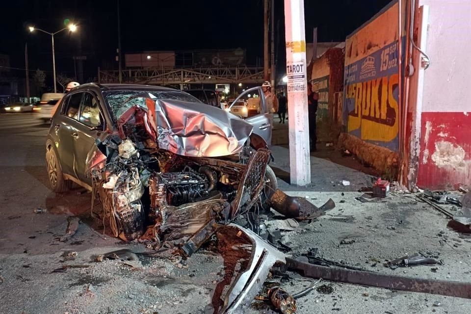 El vehículo quedó destrozado en su parte frontal.