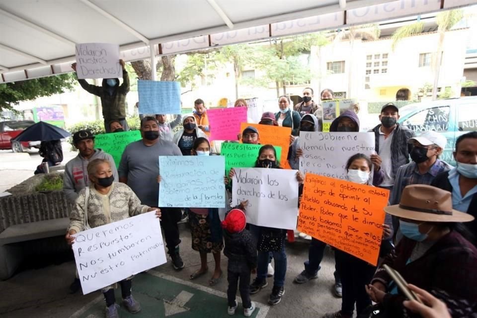 Vecinos de la Colonia La Floresta del Colli clausuran y ponen queja contra la CEDHJ.