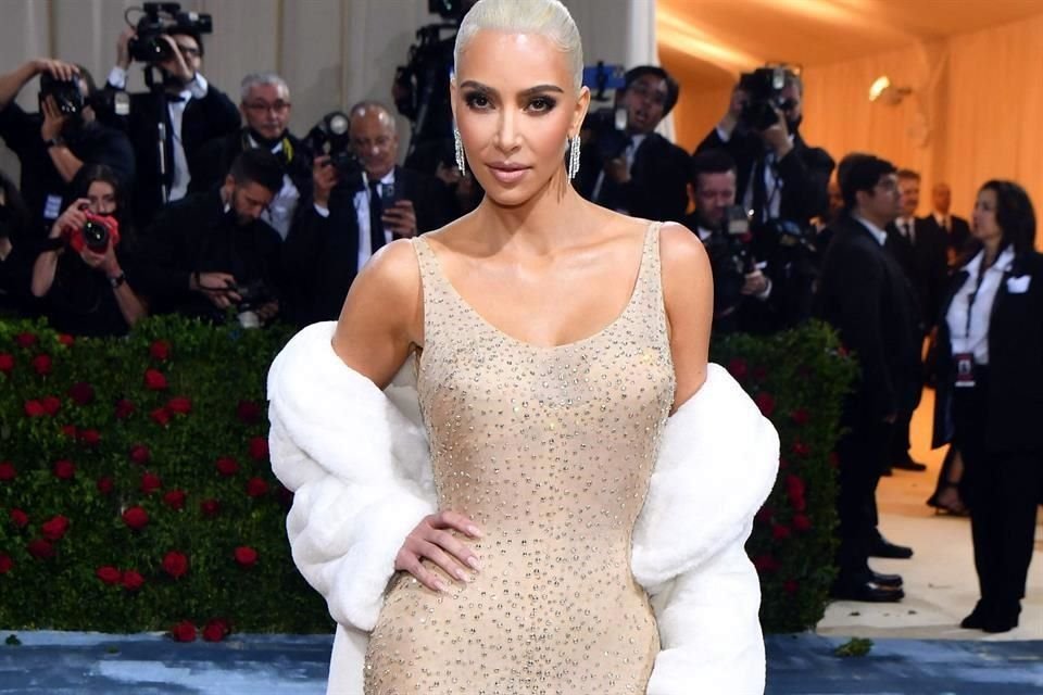 Kim Kardashian asistió a la Met Gala de este año portando el mismo vestido que usó Marilyn Monroe para cantarle a Kennedy hace 60 años.