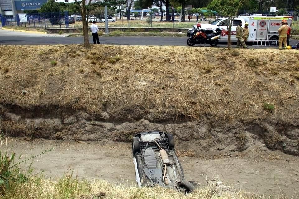 Los estudiantes cayeron a un canal de una profundidad de al menos 10 metros.