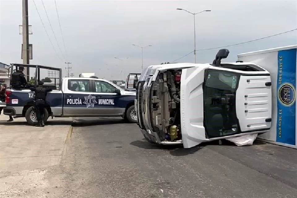 El conductor perdió el control y terminó volcado en el Periférico Nuevo y la Avenida Juan Pablo II.