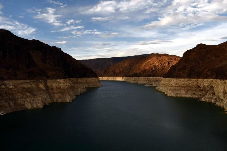 La sequía en EU ha provocado que los niveles de lago caigan tanto que se pueden ver las tomas de agua del embalse artificial.