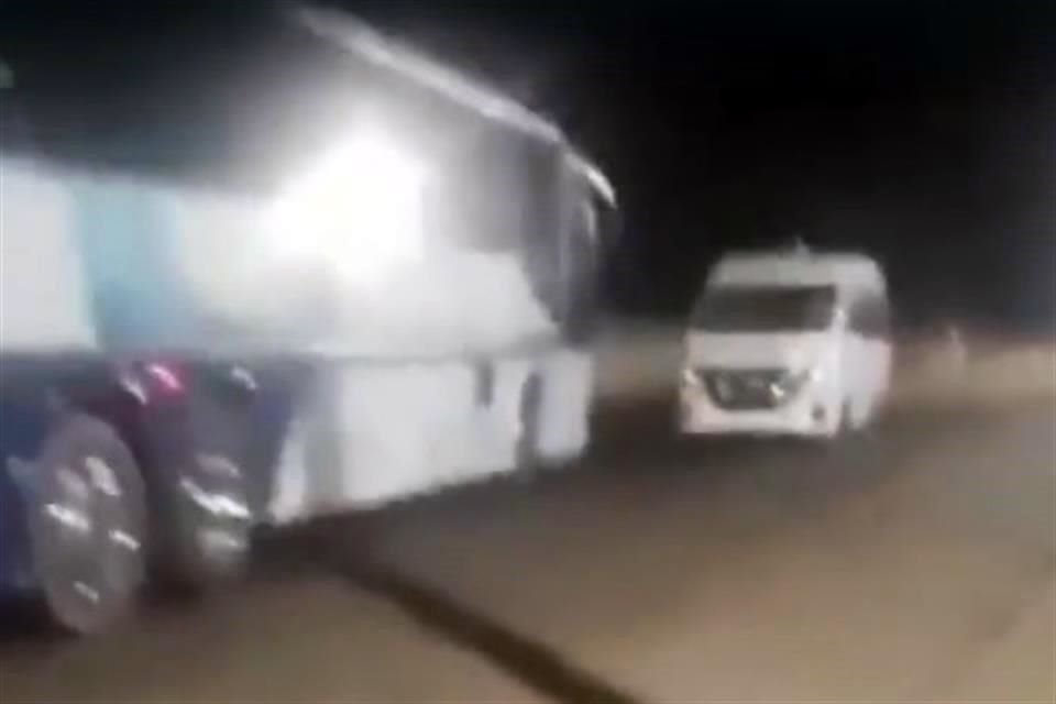 Una camioneta del INM intentó frenar el paso del autobús, pero no lo logró.