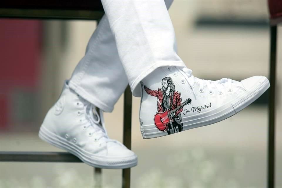 Marco Antonio Solís portó unos tenis con su imagen en ellos.