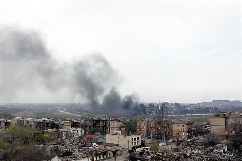 Vista del complejo Azovstal tras ser bombardeado el martes, en Mariúpol.