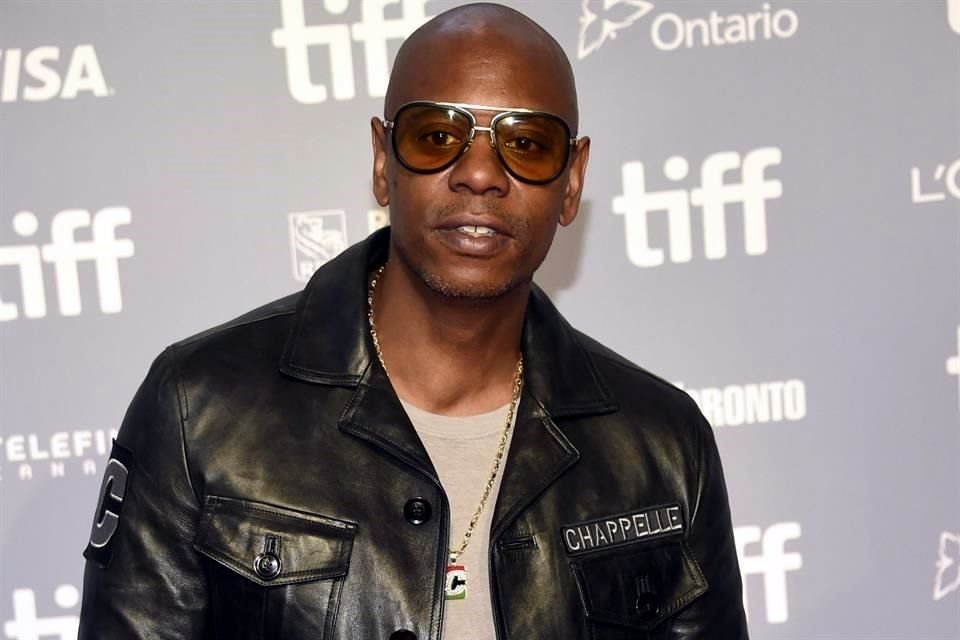 El cómico Dave Chappelle fue atacado en el escenario del Hollywood Bowl de Los Ángeles, mientras realizaba su show.