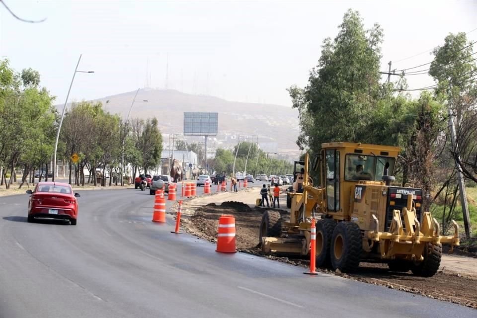 Mientras se trabaja en el sentido de Santa Fe hacia el Periférico, también se hacen perforaciones en el camellón.