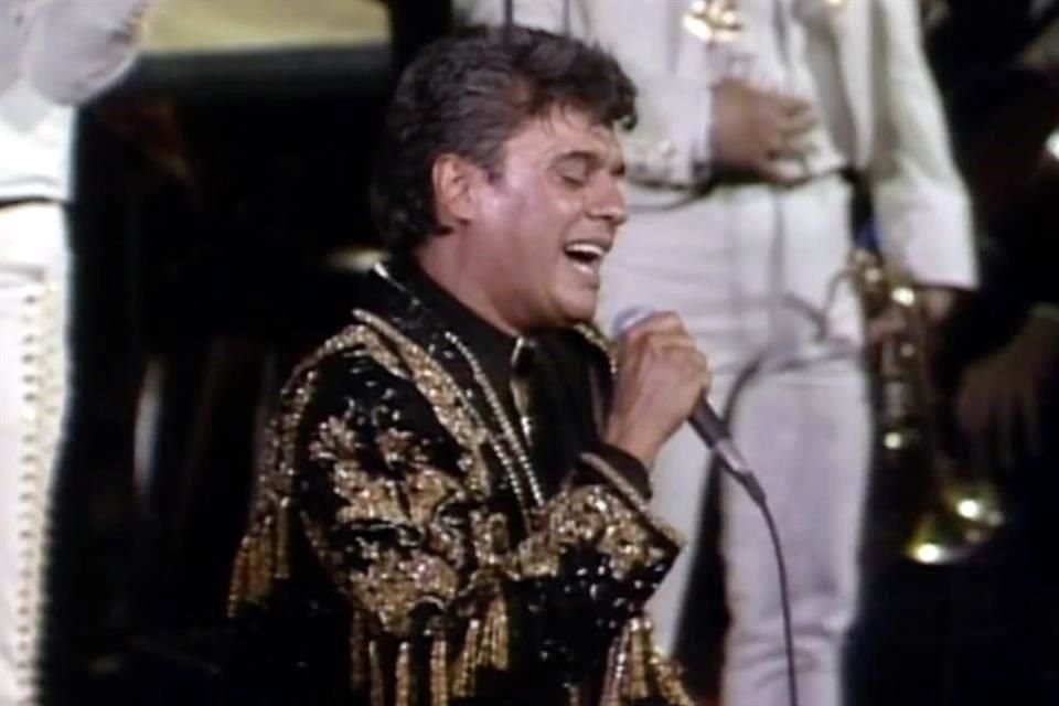 En 1990 Juan Gabriel tuvo una presentación histórica en el Palacio de Bellas Artes.