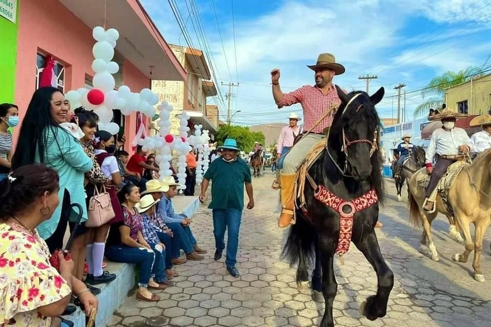 Quirino Velázquez participó en una peregrinación por el Día de la Santa Cruz, en Tlajomulco.