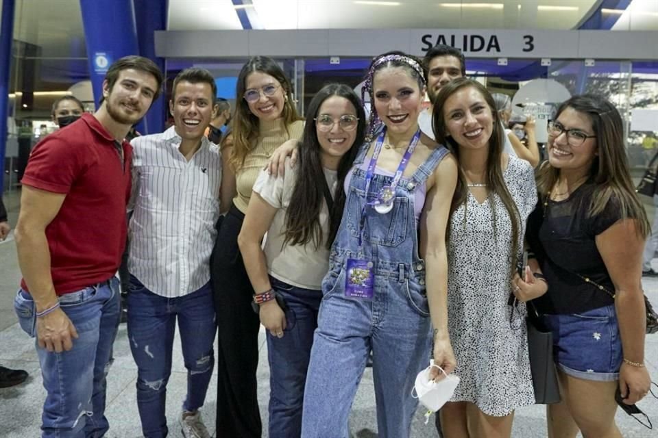 La actriz tapatía Dani De la Loza, quien está en la puesta, salió a convivir un momento con amigos que acudieron a verla.