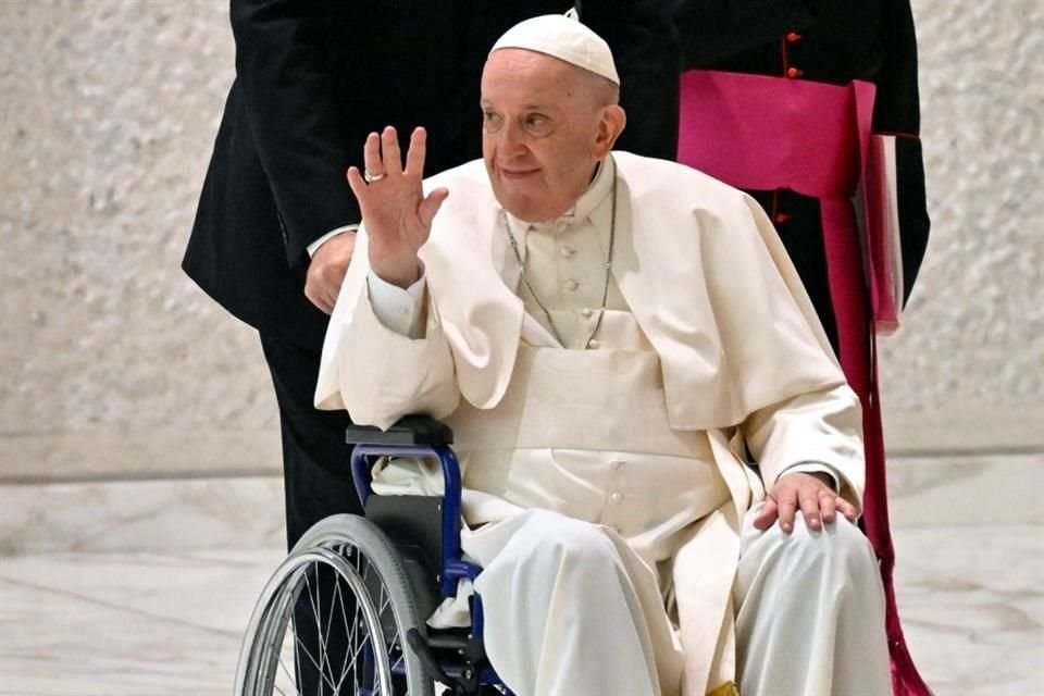 El Papa Francisco fue empujado en una silla de ruedas durante su evento en el Vaticano.