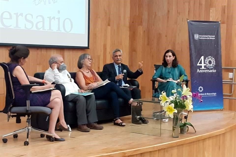 La investidagora Brenda Valderrama (de verde) durante la presentación del libro '360 grados, Una visión panorámica de la Política Científica en México, 1985-2019'.