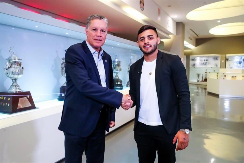 Alexis Vega (der.) y Ricardo Peláez. Renovación del jugador en Chivas.