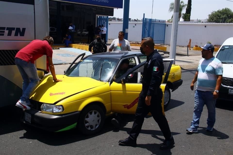Un hombre presuntamente robó un taxi y al intentar escapar, chocó contra dos vehículos y fue capturado.