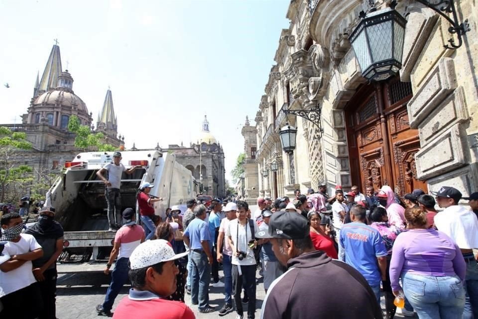 Pepenadores se manifiestan afuera de Palacio de Gobierno contra el reciente cierrae del vertedero de Matatlán.