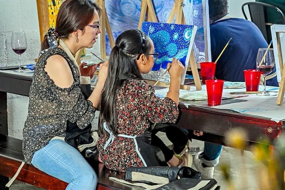 Tiempo de calidad es lo que necesitas con mamá, por eso llévala a crear una obra a la experiencia 'Pintor por un Día', en la colonia Roma.