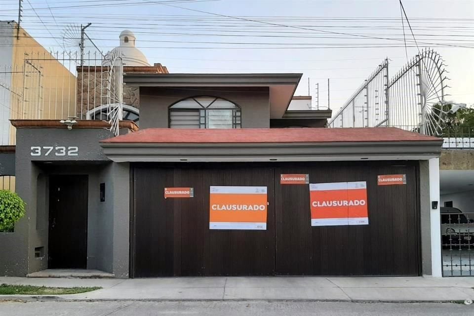 Fachada con 5 sellos de clausura y construcción en proceso en la parte posterior.