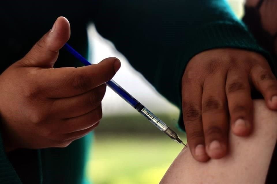 Se otorga una extensión de 1 a 24 días la vida útil para 19 lotes del biológico desarrollado por AstraZeneca.