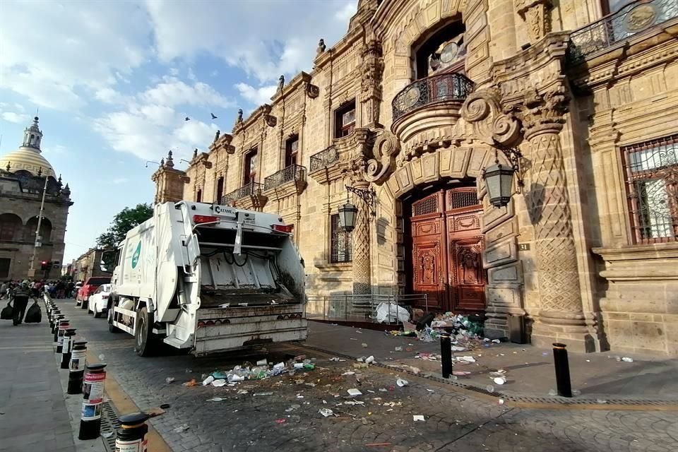 Al no llegar a un acuerdo, pepenadores tiraron basura en la puerta de Palacio de Gobierno.