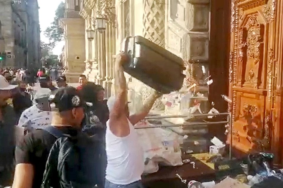 Al no llegar a un acuerdo, pepenadores tiraron basura en la puerta de Palacio de Gobierno.